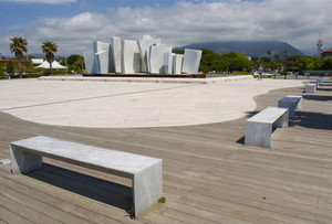 Siediti accanto a me, parliamo un po’.