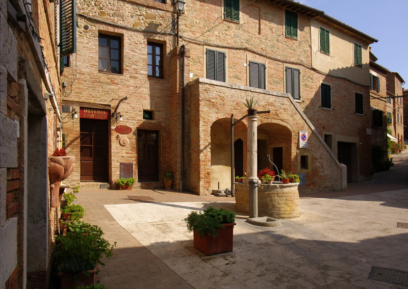 ''la piccola piazza del Pozzo a Chiusure'' - Asciano