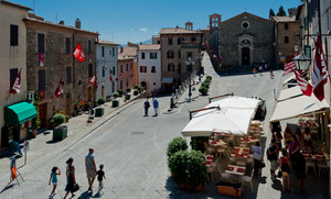 Assolata piazza in Montalcino.