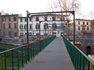 Passerella infiorata sul Mugnone