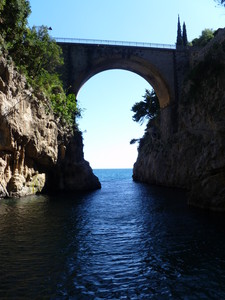 sospeso sul mare blu..