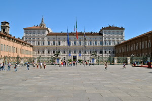 Piazza Castello con bandiere