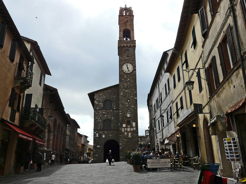 ''Sta’ per piovere.. svelta .. come pesa la spesa!'' - Montalcino