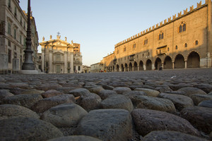 Una cicca di sigaretta in Piazza Sordello a Mantova con dedica ai terremotati