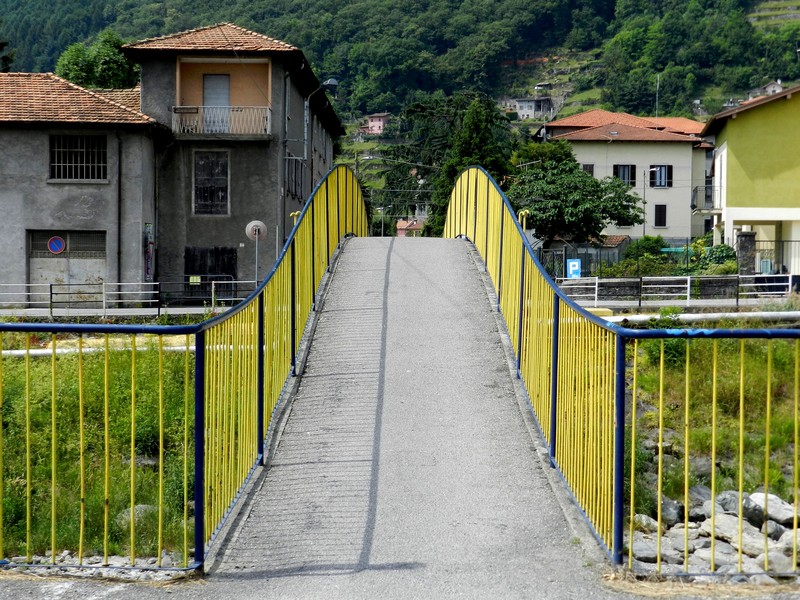 ''Scrivi le tue ferite nella sabbia e incidi  nella pietra le tue gioie.'' - Dongo