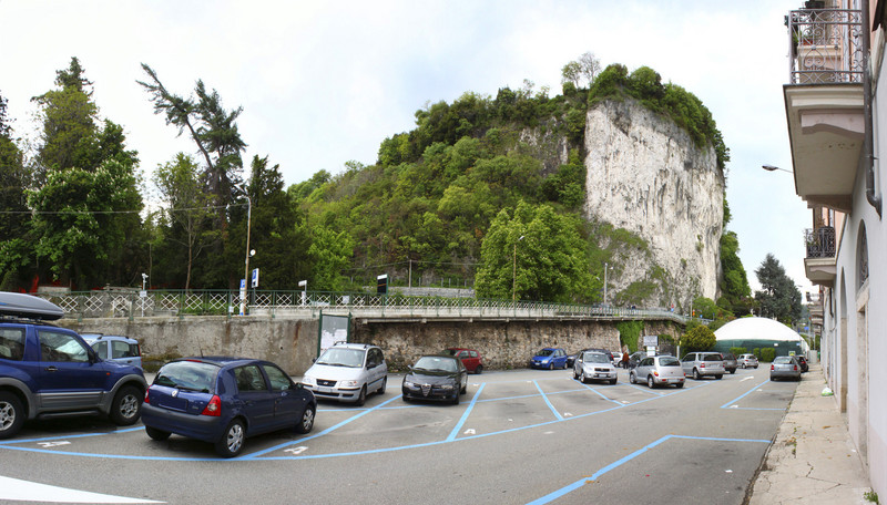 ''Piazza Gorizia e lo strapiombo della rocca Borromea'' - Arona