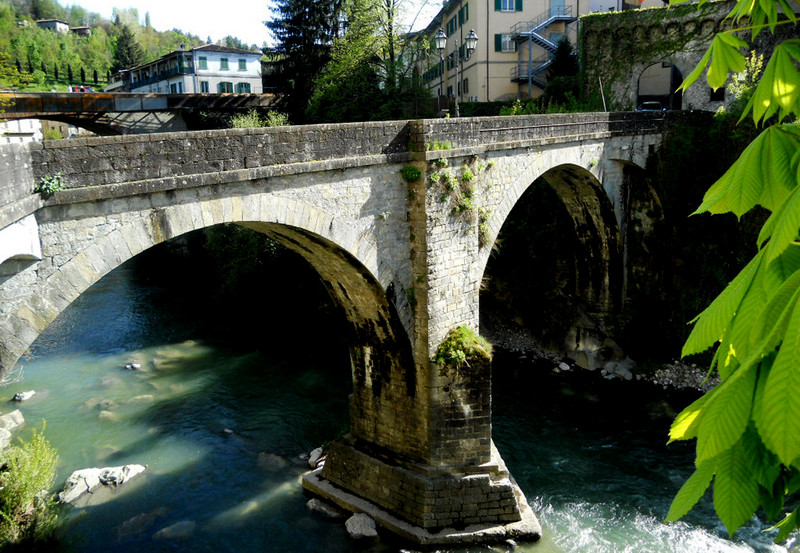 ''Antico ponte di accesso al paese'' - Castelnuovo di Garfagnana
