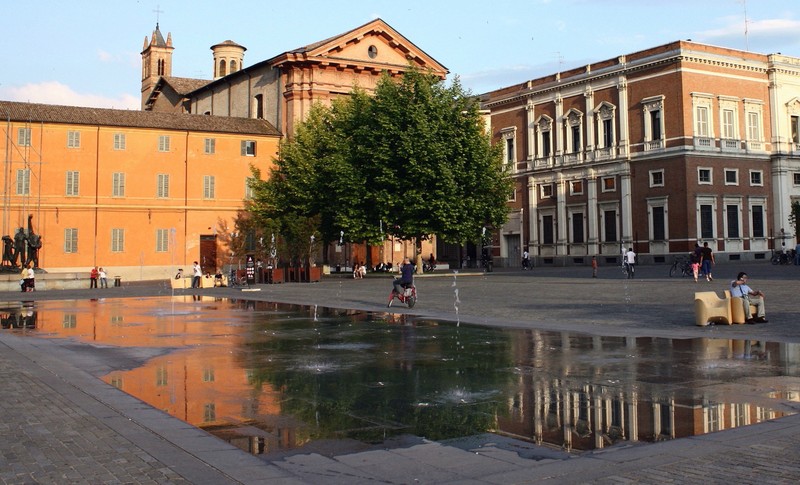 ''La piazza si specchia'' - Reggio Emilia