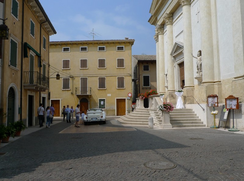 ''Curiosando attorno all’auto degli sposi'' - Lazise