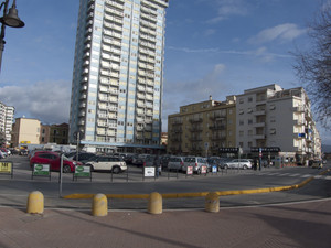 La piazza  il grattacielo e il parcheggio