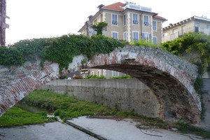 ponte con edicola ricoperta d’ edera