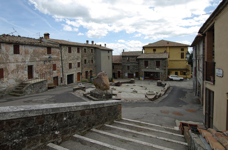 ''Scale che scendono …..'' - Radicofani