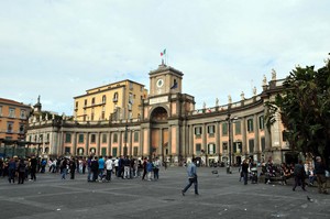 Piazza Dante, il ritrovo dei giovani napoletani