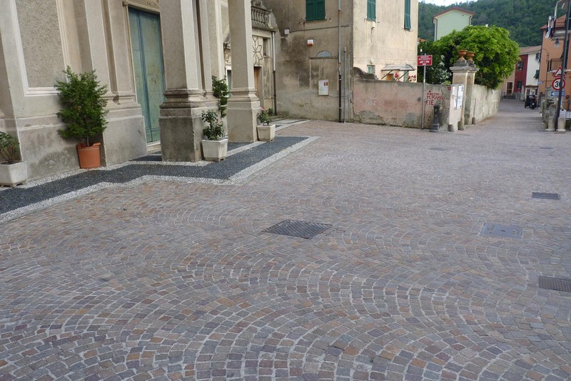 ''piazza in cubetti di porfido'' - Cogoleto