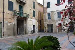 piazza tra dimore storiche di Albenga