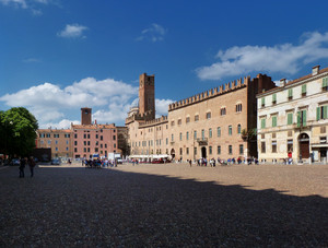 Sopraggiunge l’ombra su piazza Sordello