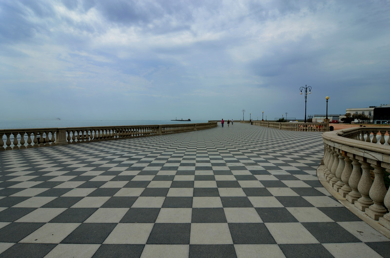 ''Cerco un centro di gravità permanente'' - Livorno