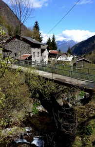 Un ponte tra le case di Vedello