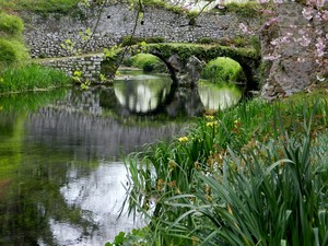 ponte sul fiume Ninfa nell’omonimo giardino