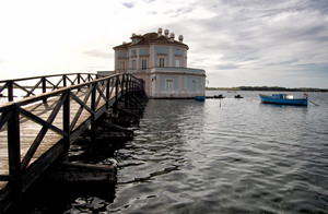Ponte di accesso alla Casina Vanvitelliana sul lago Fusaro