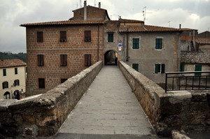 Ponte d’ingresso al Borgo di Pitigliano .