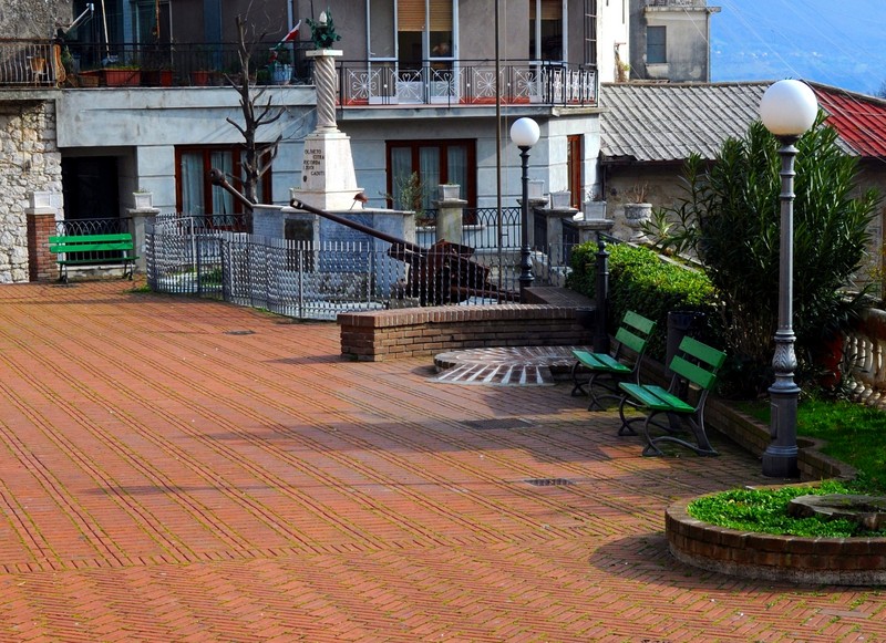 ''Una delle tante all’Eroe dei Due Mondi, ma senza cavallo né cavaliere'' - Oliveto Citra