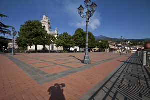 La piazza con la Chiesa Madre.