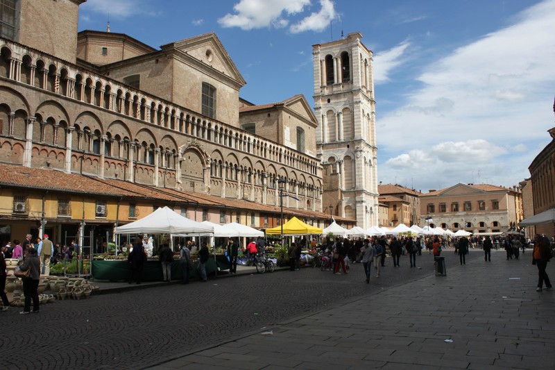 ''Lungo il fianco della cattedrale'' - Ferrara