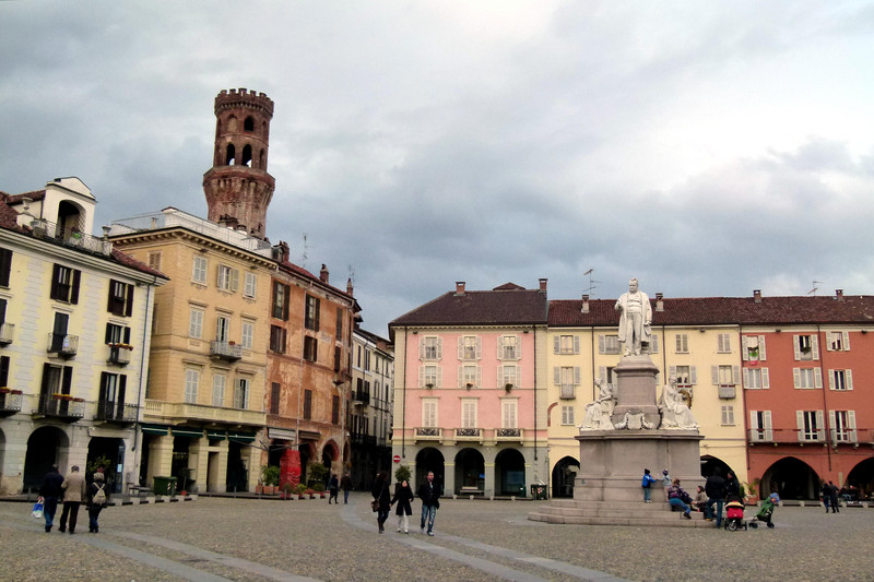''SOTTO LO SGUARDO VIGILE DI CAVOUR'' - Vercelli