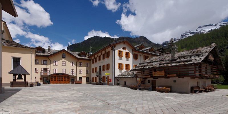 ''La piazza con la campana'' - Gressoney-La-Trinité