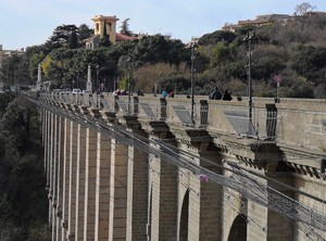 A passeggio sul ponte