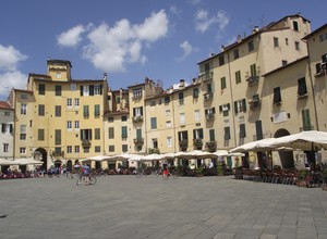 Sole sulla piazza