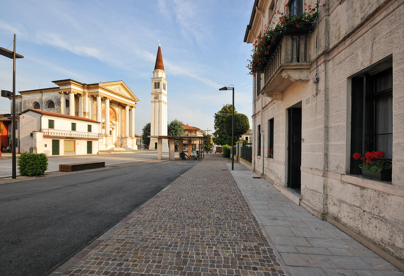 ''A lato della piazza'' - Tombolo