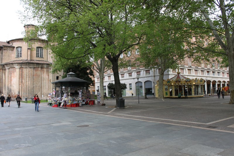 ''Con edicola e giostra'' - Modena