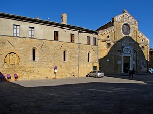 L’ombra del Battistero sul Duomo di Volterra