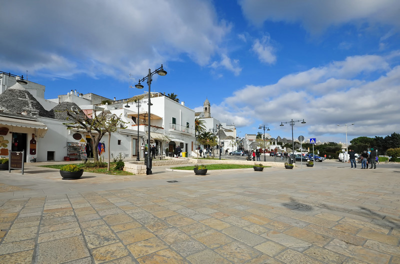 ''nuvolette al largo nel largo Martellotta'' - Alberobello