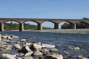 Sassi fiume greto e ponte