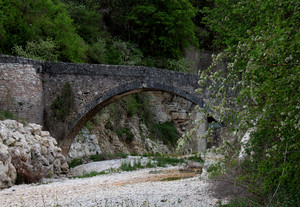 Un ponte sul torrente asciutto