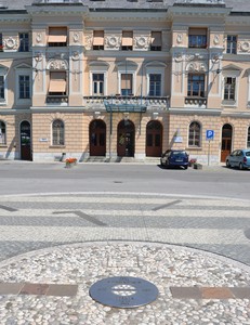 Vecchia stazione ferroviaria di Gorizia-confine segnato sulla Piazza Transalpina