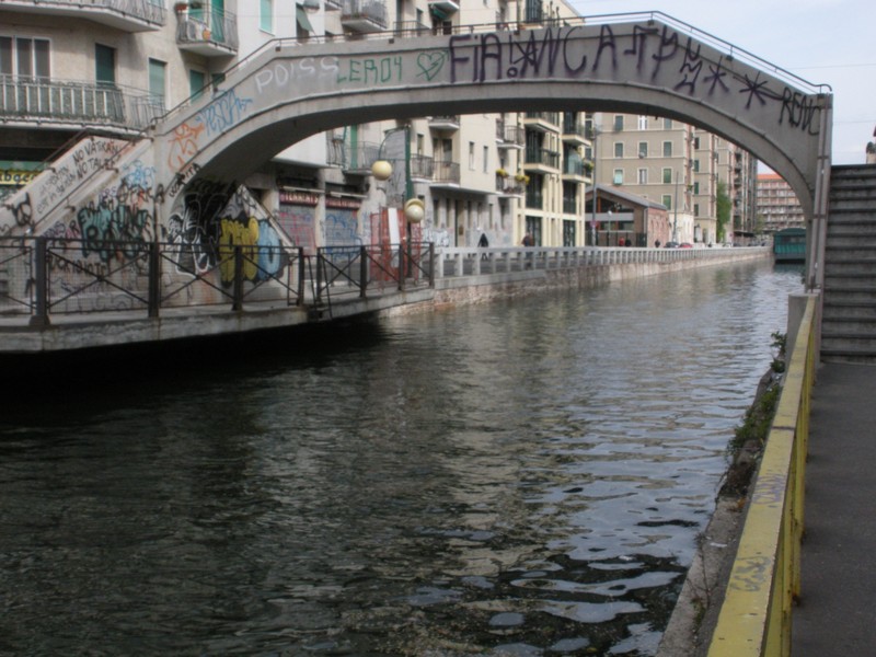 ''Il ponte e lo scempio dei graffiti'' - Milano