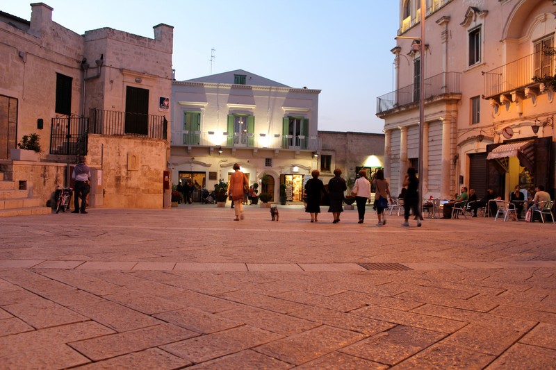 ''Piazza Sedile: Sei personaggi in cerca d’autore (per non parlar del cane)'' - Matera