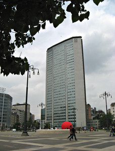 Un pallone rosso davanti al “Pirellone”