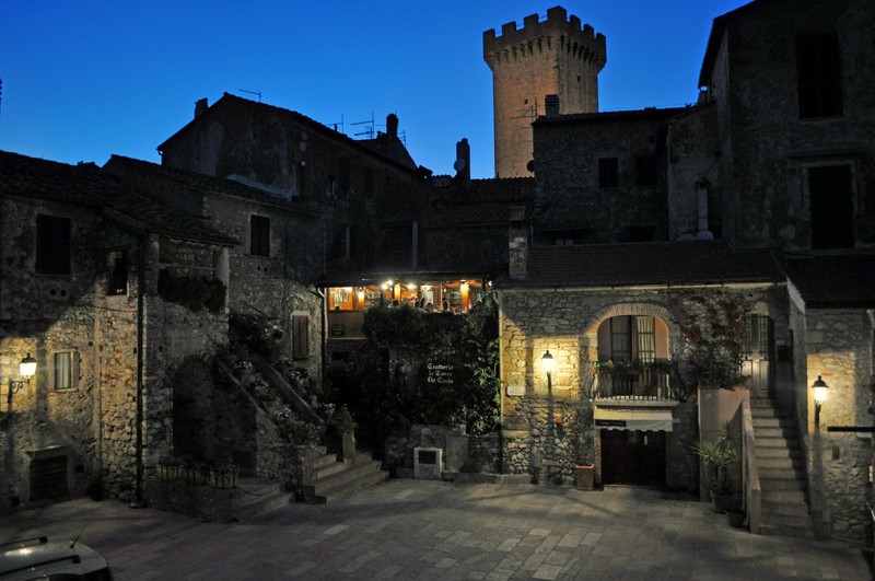 ''Piazza Magenta di notte…'' - Capalbio