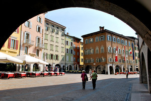 dall’ombra dei portici