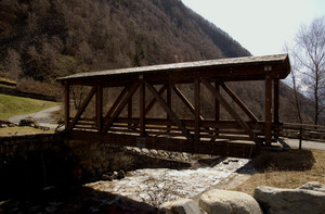 Un ponte coperto in Val Fontana