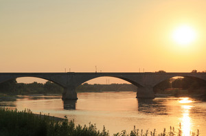 un tramonto due ponti e tanti moscerini