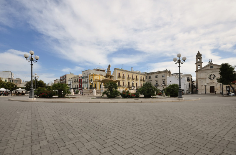 ''una grande Piazza a Mola'' - Mola di Bari