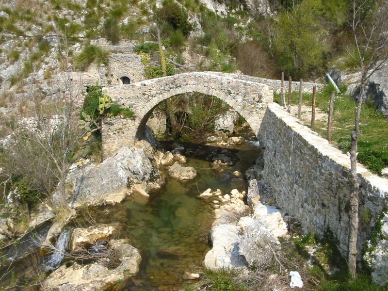 ''Vecchio ponte romano presso la sorgente del fiume Auso'' - Ottati