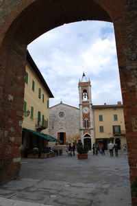 Piazza della Libertà con la Chiesa di San Francesco