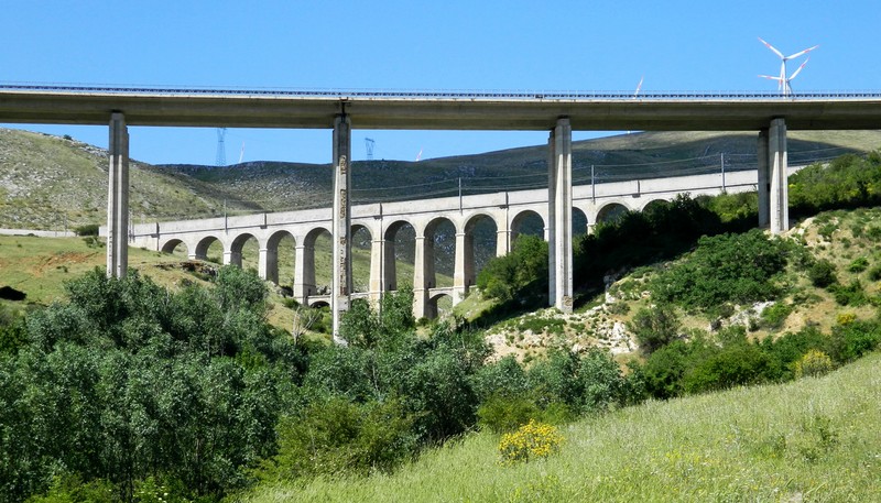 ''i  due ponti       .autostrada e ferrovia,tra i monti abruzzesi.'' - Pescina